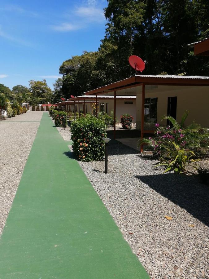 Puerto Vargas Lodge Cahuita Exterior photo